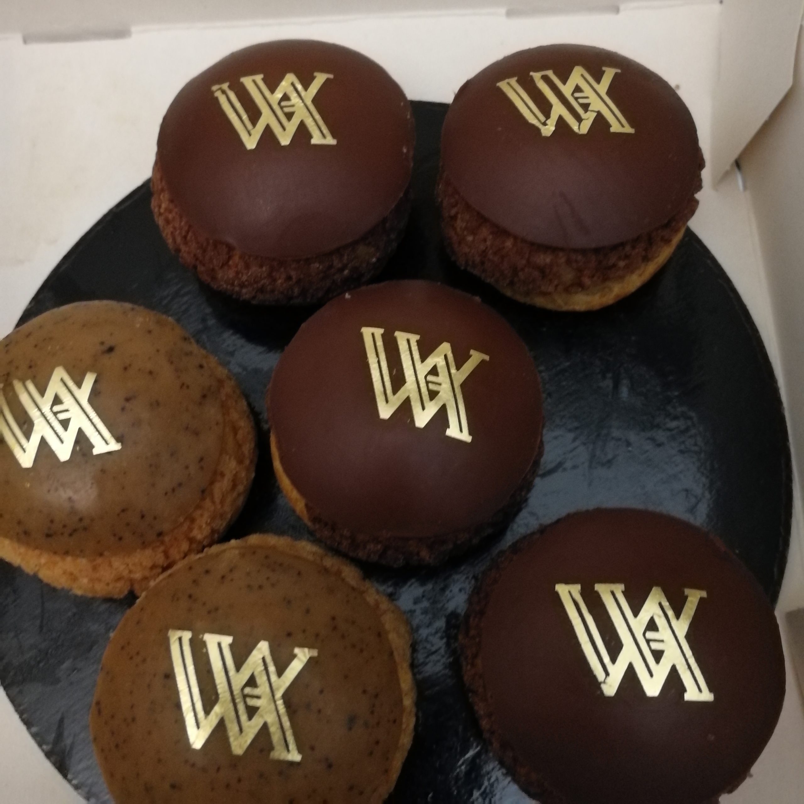 Choux avec glaçage chocolat et logo en Or Alimentaire (Or Commestible) du Waldorf Astoria